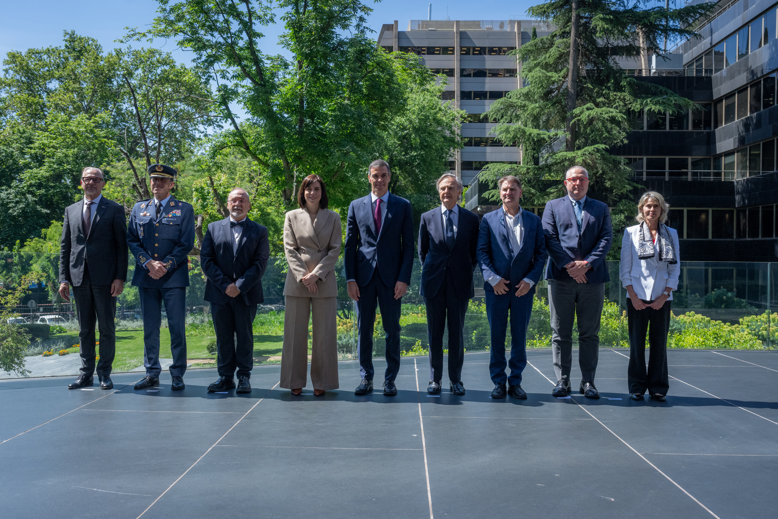 Foto de grupo con el Presidente del Gobierno, la Ministra de Ciencia, Educación y Universidades, el director general de la ESA, Josef Aschbacher, y el director de la AEE, entre otros.